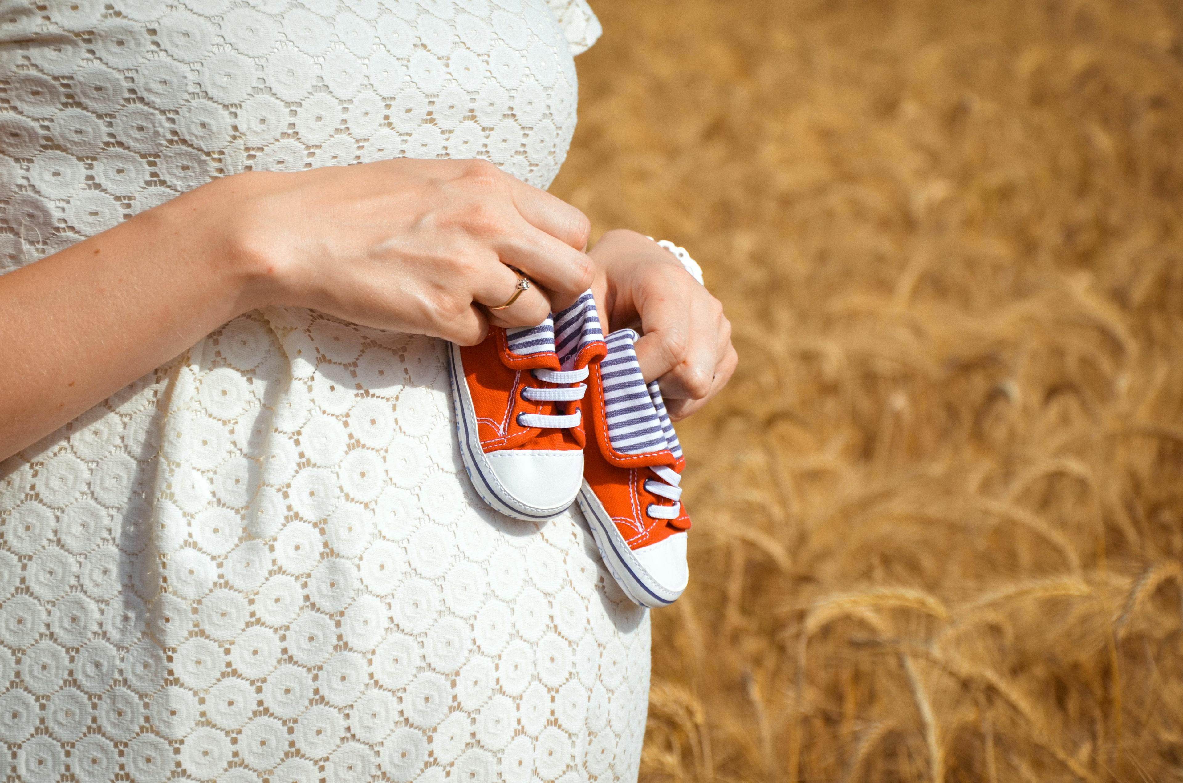 Femme enceinte avec une petite paire de chaussures